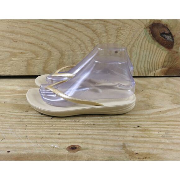 New FitFlop Sandals Womens 7 Gold Beige Iqushion Ergonomic Thong Flip Flops - Picture 1 of 7